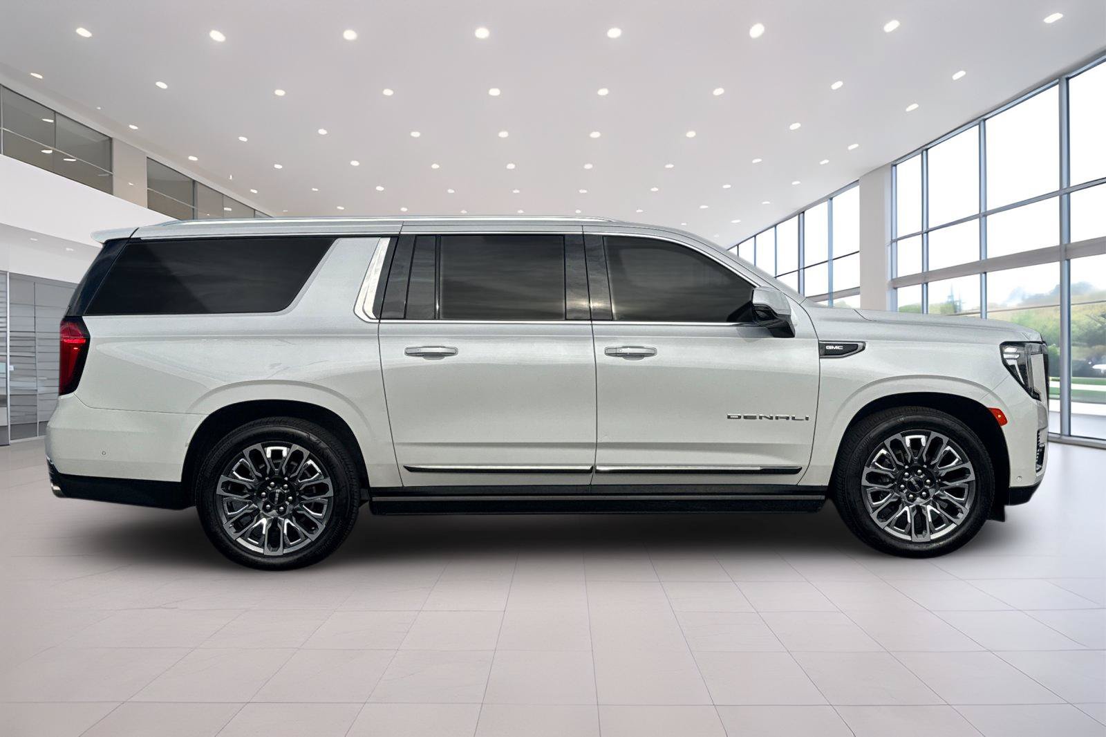 Used 2023 GMC Yukon XL Denali Ultimate AWD/4WD image 3