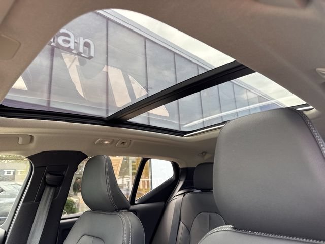 Certified 2025 Volvo XC40 B5 Core AWD/4WD image 27