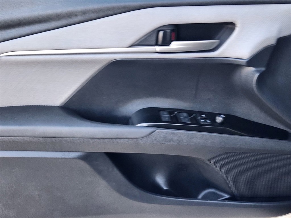 Used 2025 Toyota Camry SE image 17