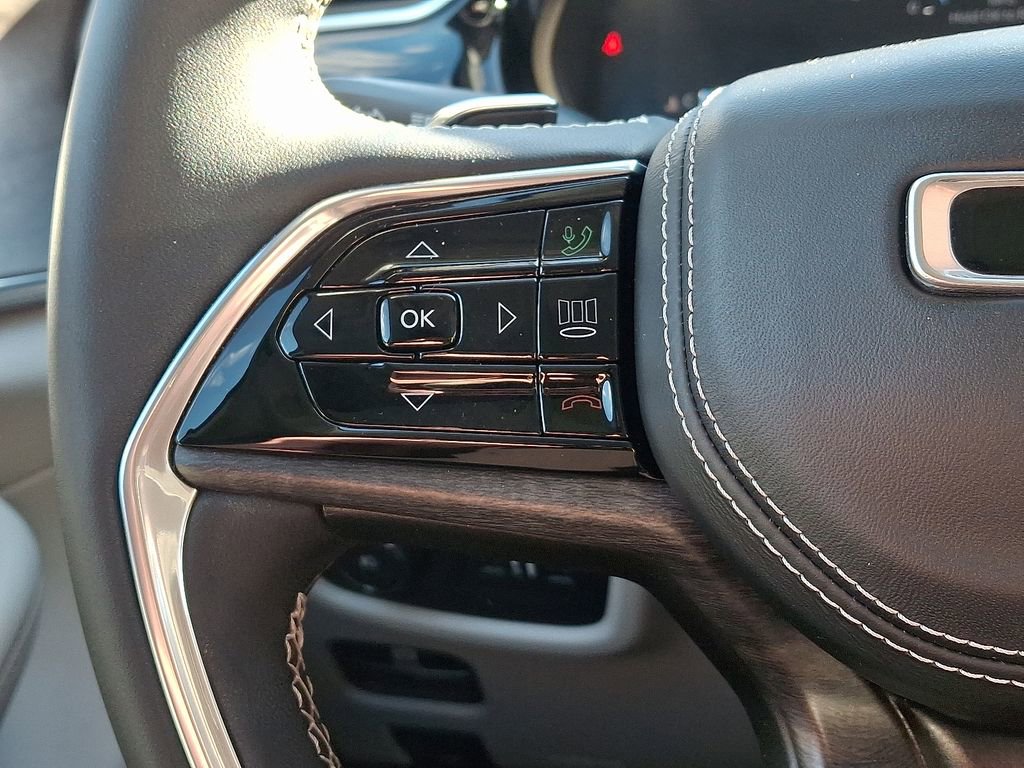 Used 2023 Jeep Grand Cherokee Overland AWD/4WD image 23