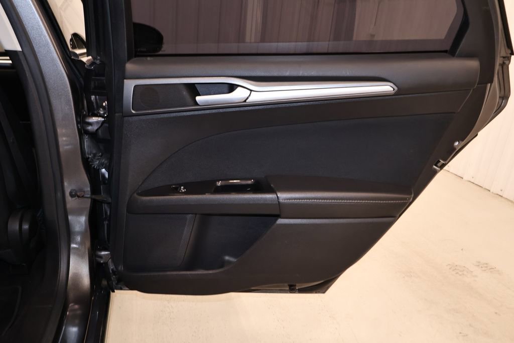 Used 2013 Ford Fusion SE FWD image 16