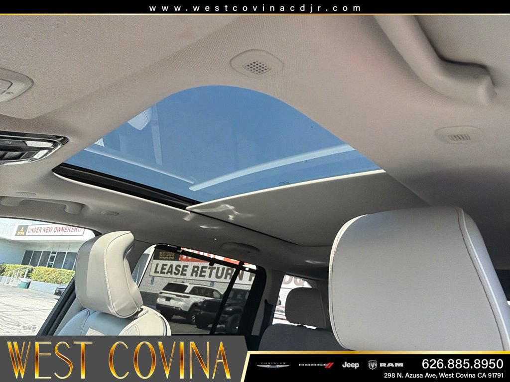 Used 2022 Jeep Grand Cherokee Summit w/ Advanced Protech Group IV AWD/4WD image 25