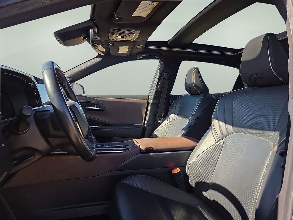 Used 2023 Toyota Crown Limited image 26