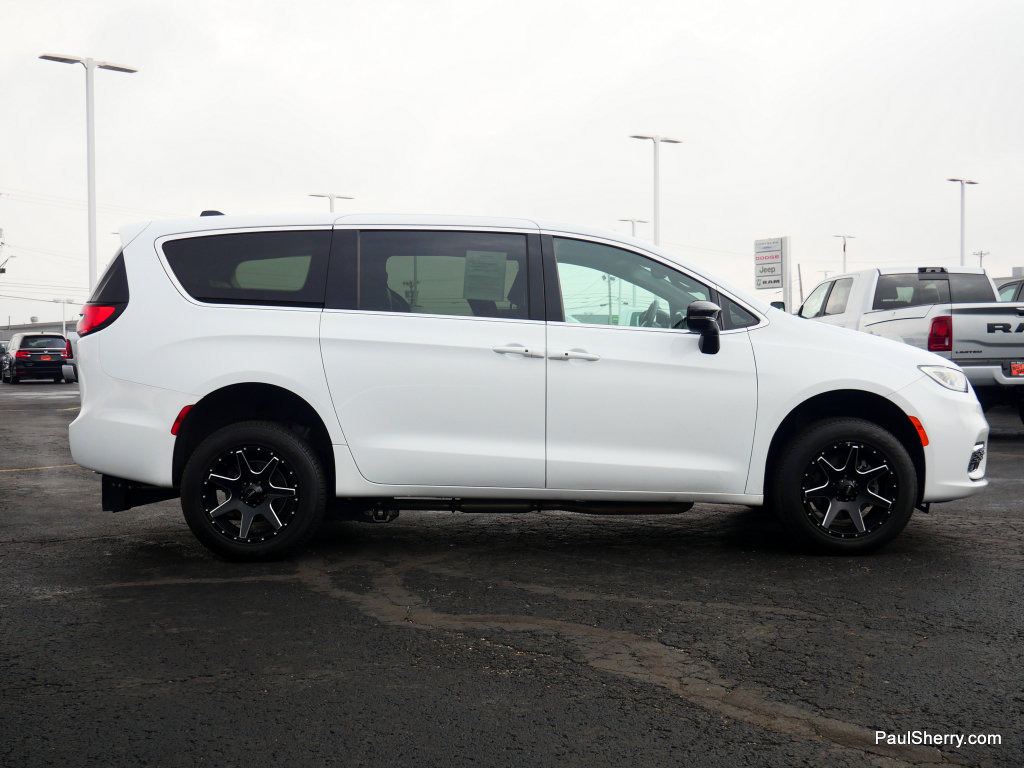 Used 2024 Chrysler Pacifica Touring image 26