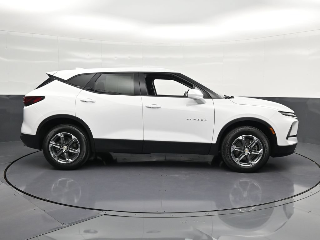Used 2023 Chevrolet Blazer LT FWD image 4