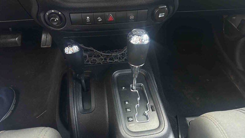 Used 2012 Jeep Wrangler Unlimited Rubicon AWD/4WD image 17