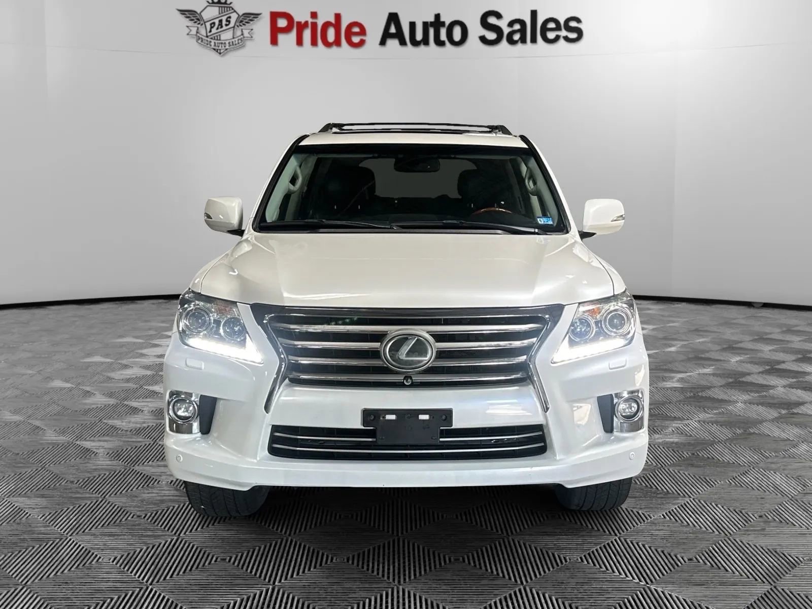 Used 2015 Lexus LX 570 4WD image 2