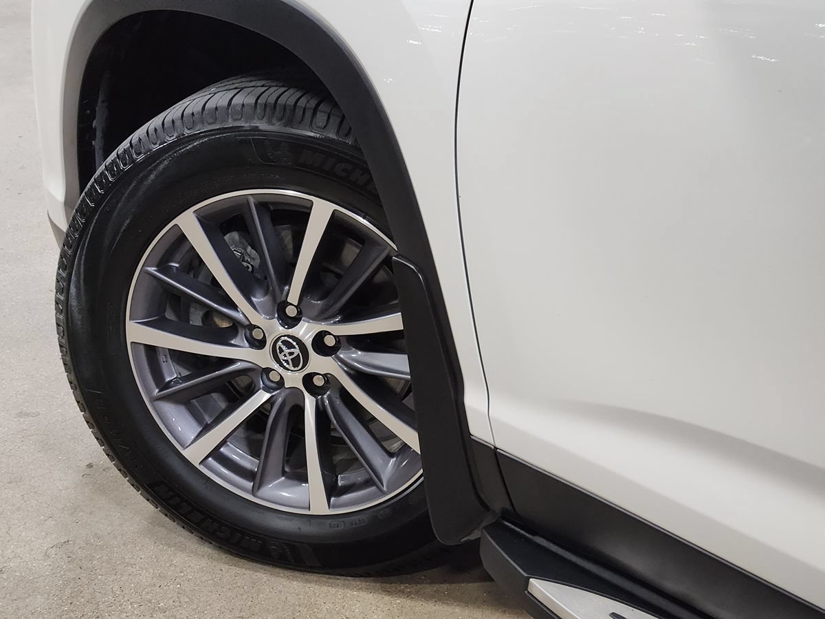 Used 2019 Toyota Highlander XLE FWD image 23