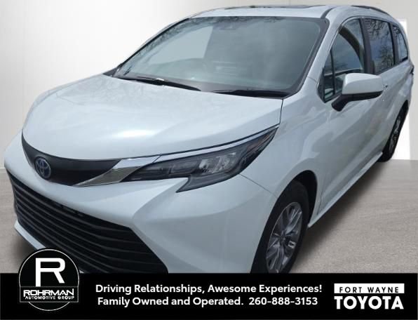 Used 2025 Toyota Sienna XLE FWD image 8