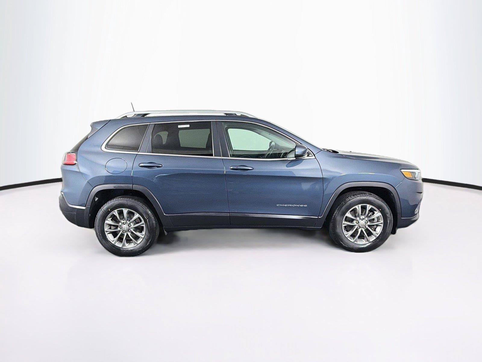 Used 2019 Jeep Cherokee Latitude Plus w/ Cold Weather Group AWD/4WD image 12