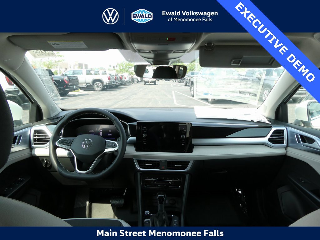 Certified 2025 Volkswagen Taos SE image 30