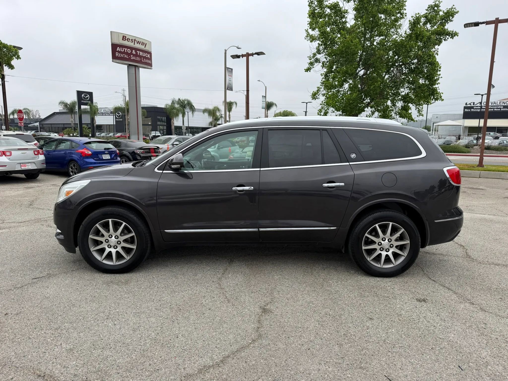 Used 2017 Buick Enclave Leather FWD image 6