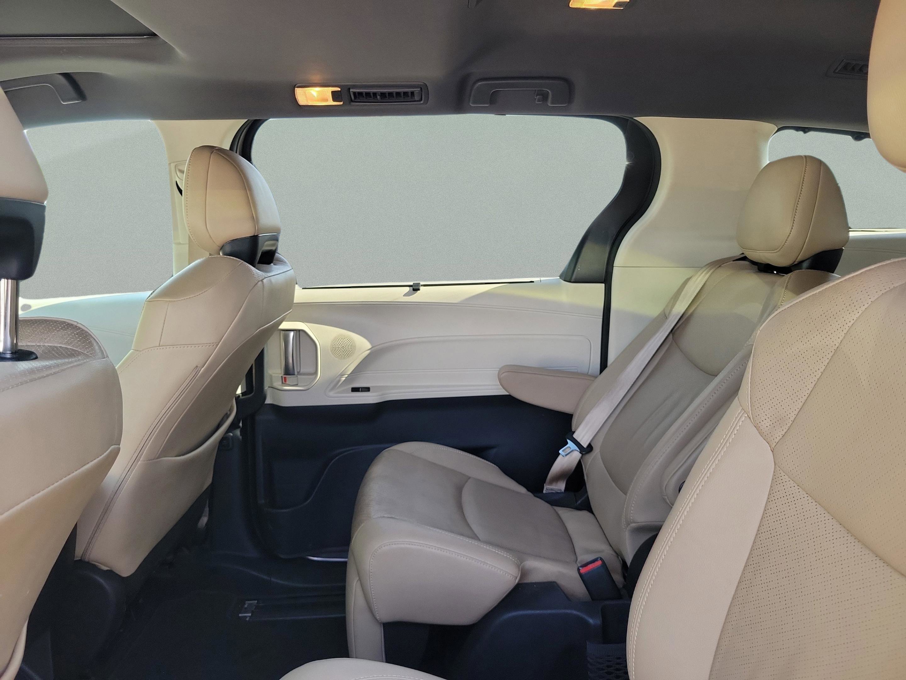 Used 2021 Toyota Sienna Limited image 27