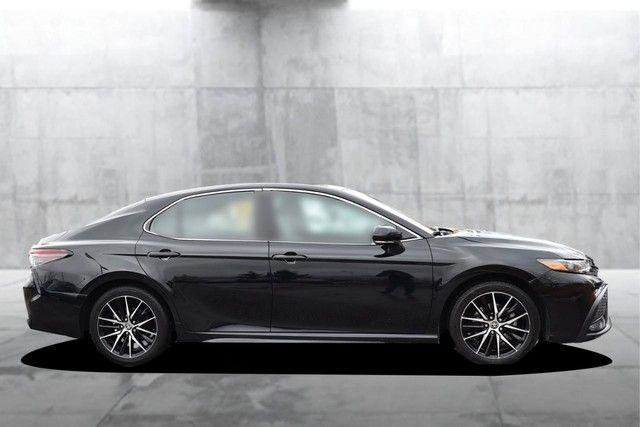 Used 2024 Toyota Camry SE image 5
