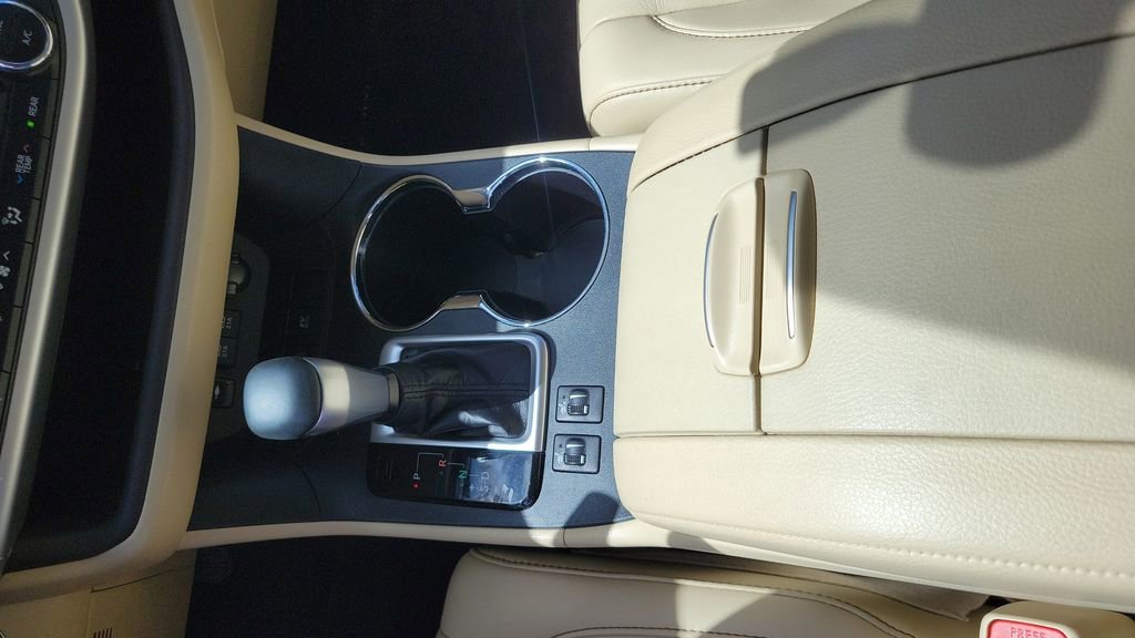 Used 2019 Toyota Highlander XLE image 18