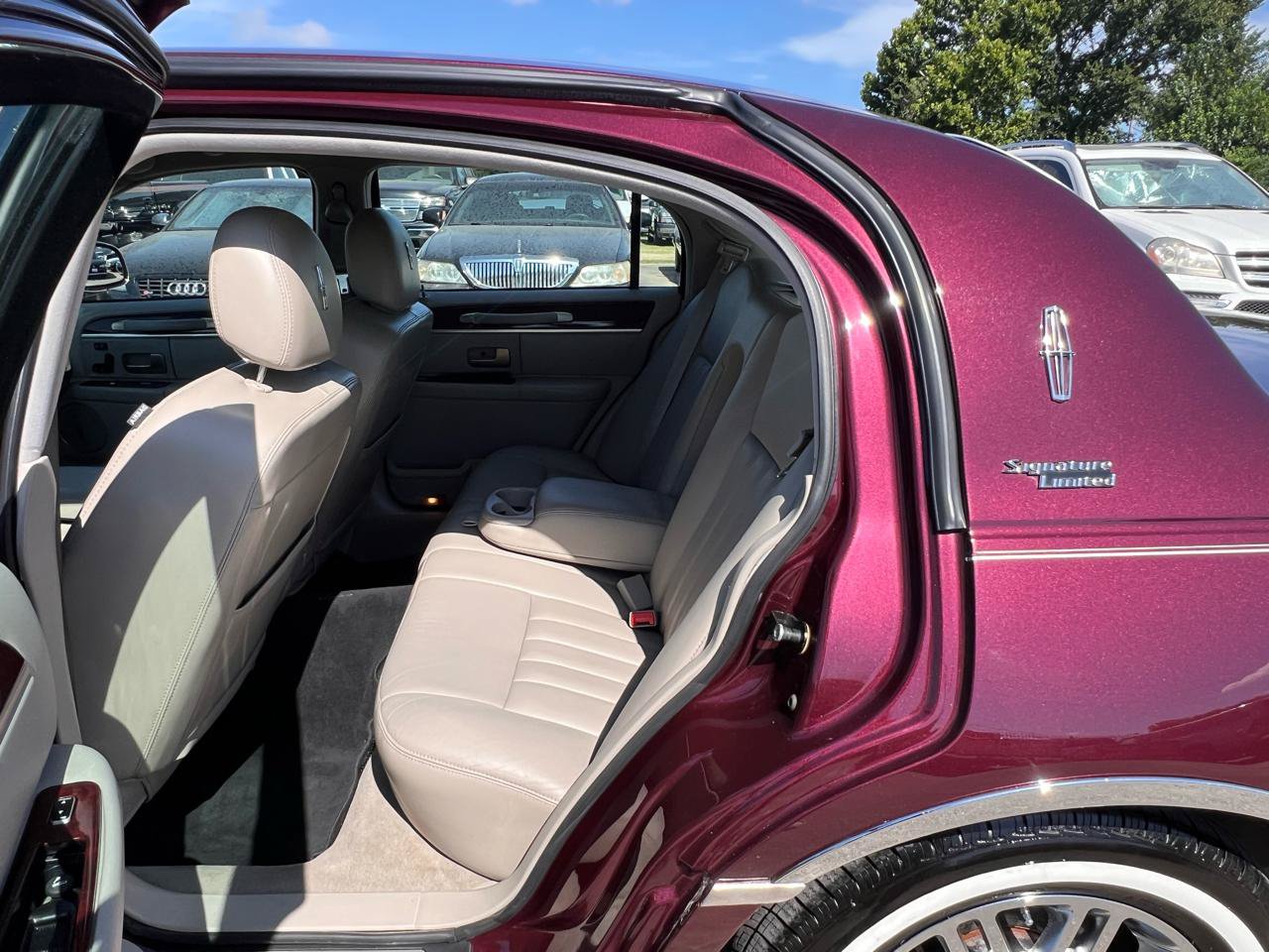 Used 2006 Lincoln Town Car Signature RWD image 28
