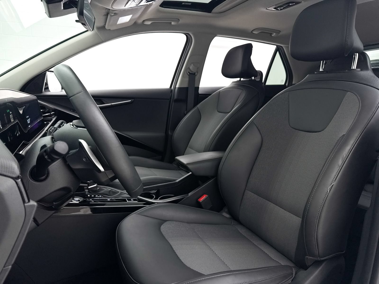 Used 2023 Kia Niro EX Touring FWD image 21