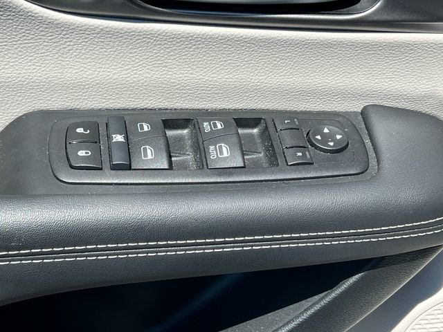 Used 2024 Chrysler Pacifica Touring-L FWD image 16