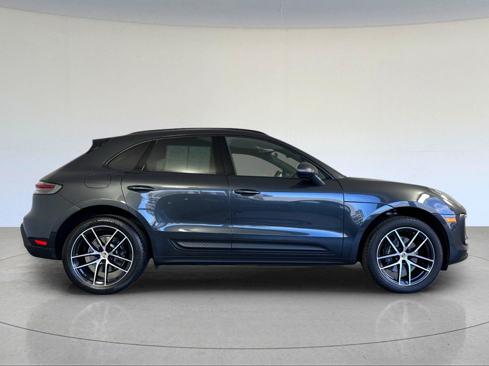 Certified 2024 Porsche Macan AWD/4WD image 9