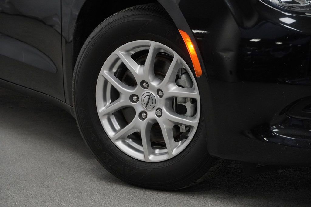 Used 2023 Chrysler Voyager LX video 4