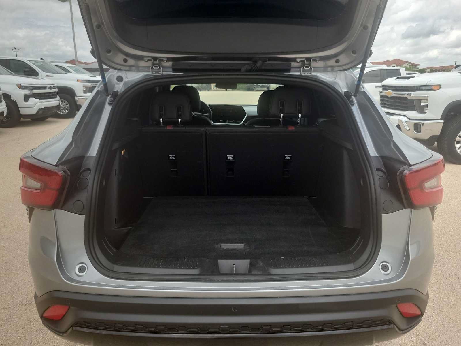 Used 2025 Chevrolet Trax RS w/ Sunroof Package FWD image 23