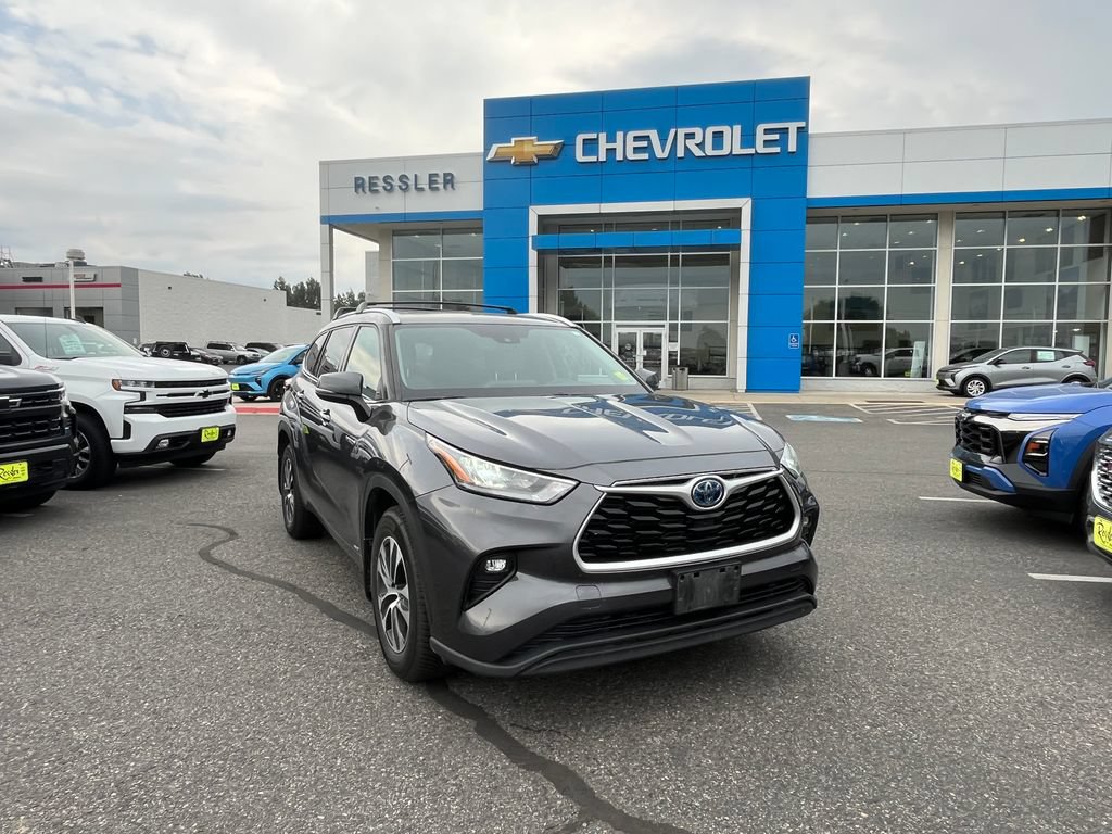 Used 2020 Toyota Highlander XLE AWD/4WD image 1