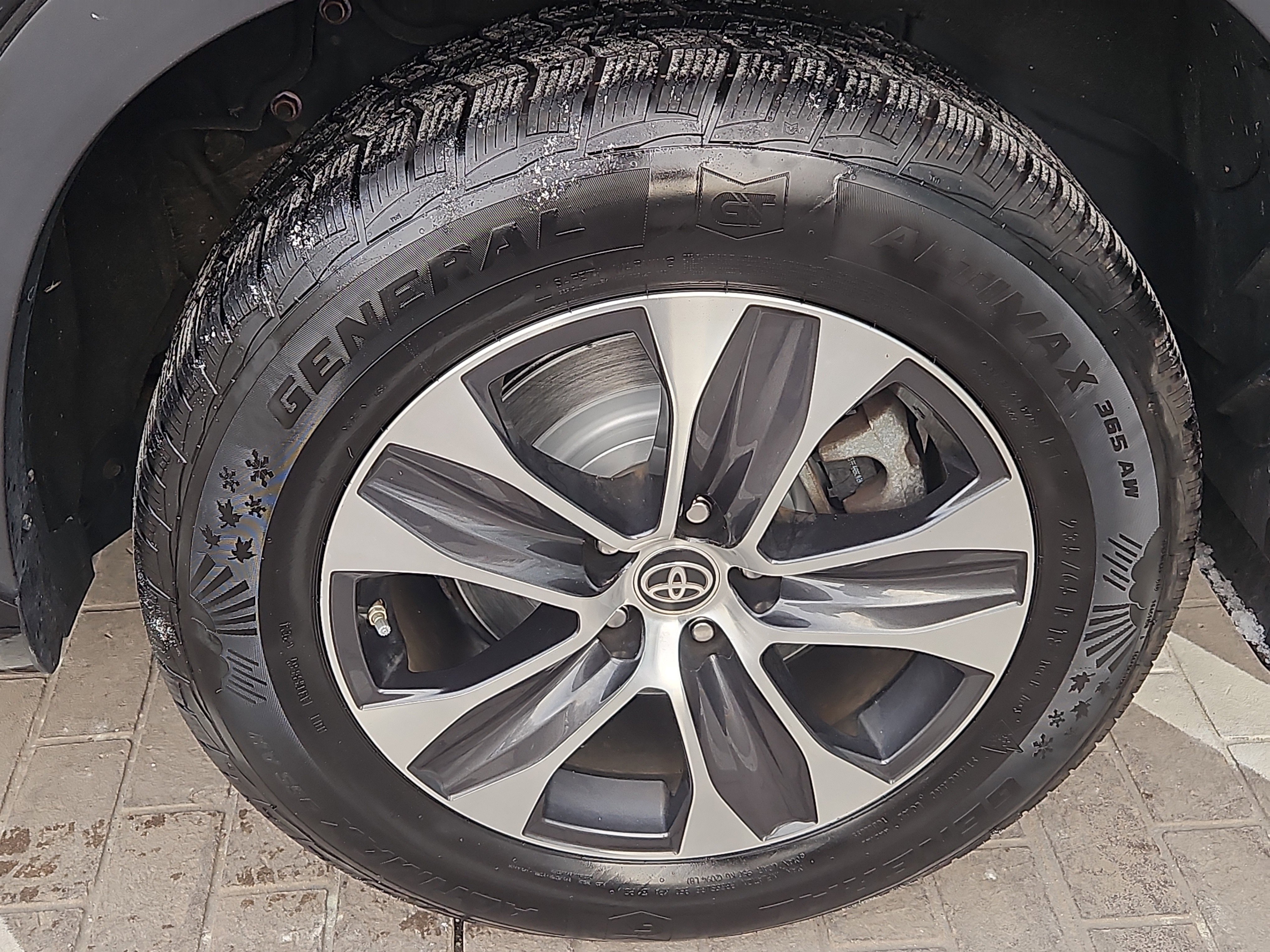 Used 2020 Toyota Highlander XLE image 26