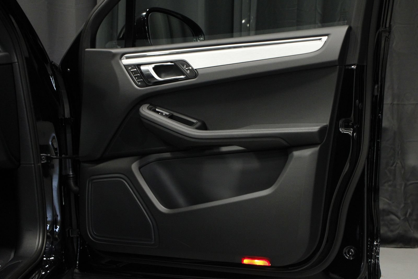 Certified 2026 Porsche Macan AWD/4WD image 18