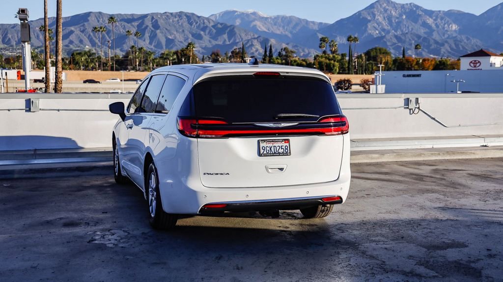 Certified 2023 Chrysler Pacifica Touring-L image 6