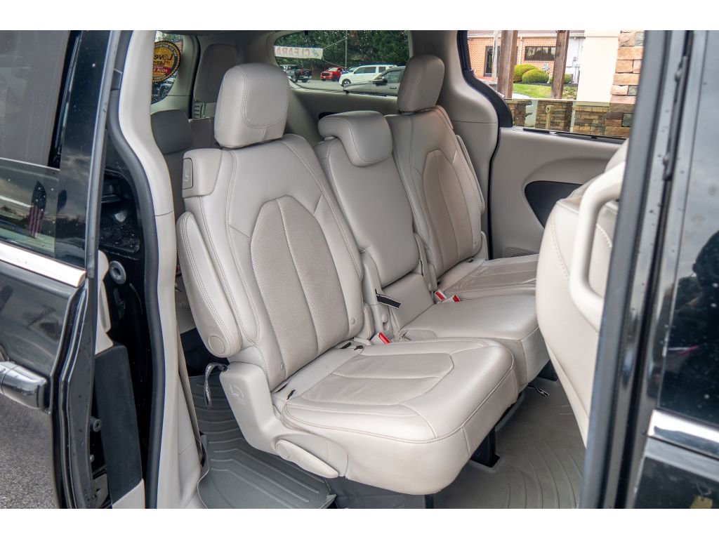 Used 2019 Chrysler Pacifica Touring-L image 17