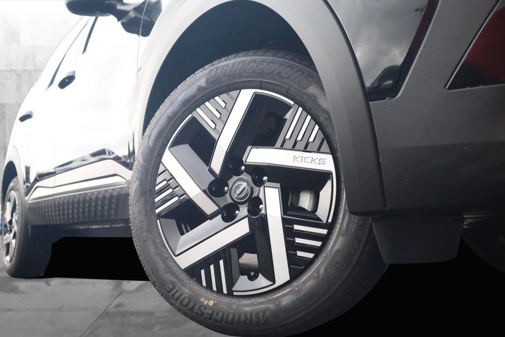 New 2026 Nissan Kicks SV image 3