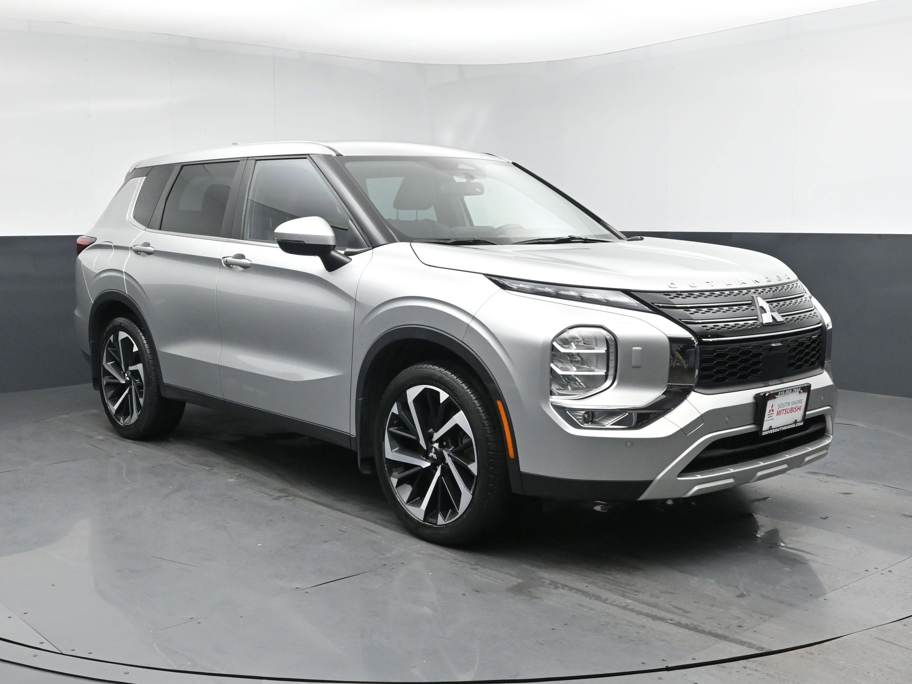 Used 2023 Mitsubishi Outlander SE image 2