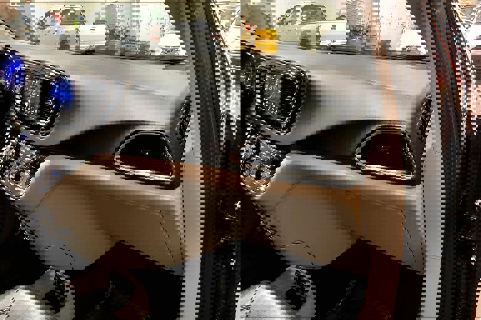 Used 2018 Chrysler Pacifica Touring-L image 18