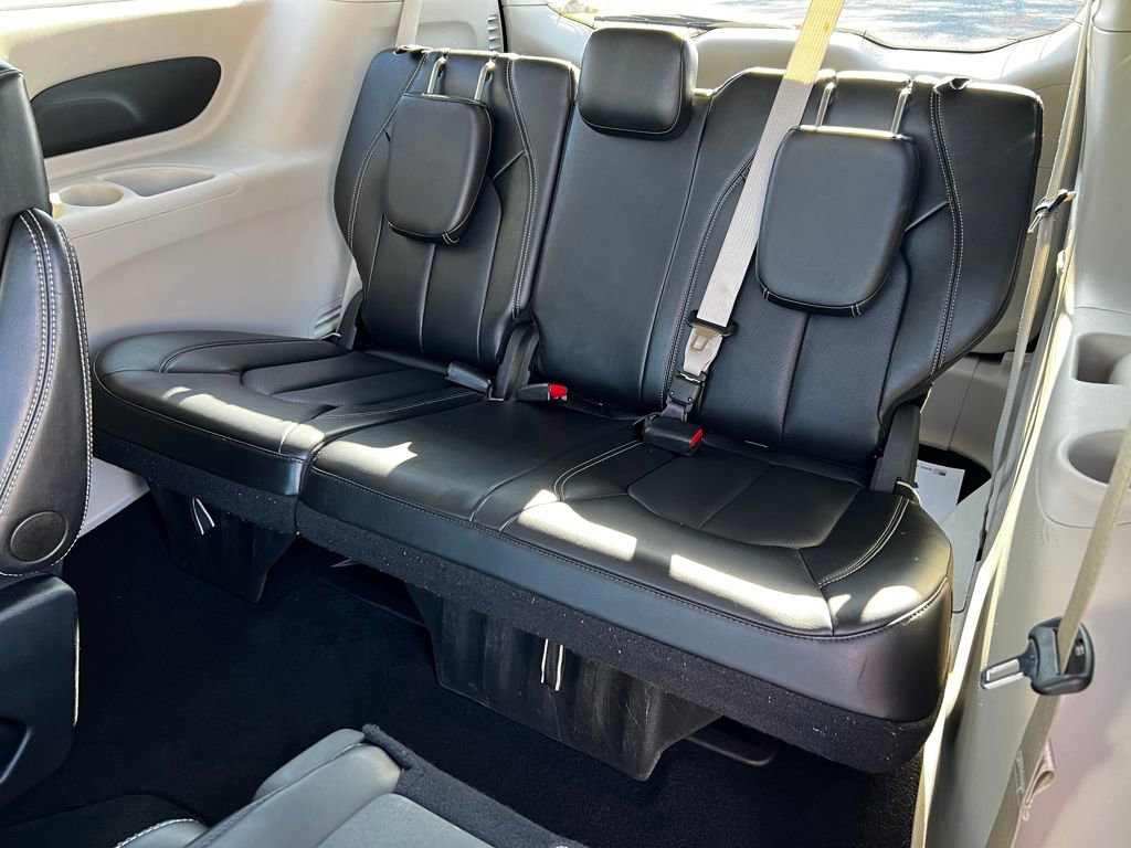 Used 2024 Chrysler Pacifica Touring-L image 18