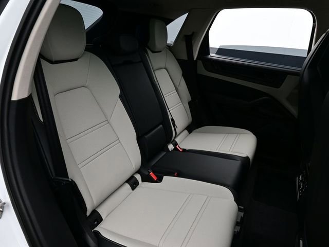 New 2026 Porsche Cayenne GTS image 18