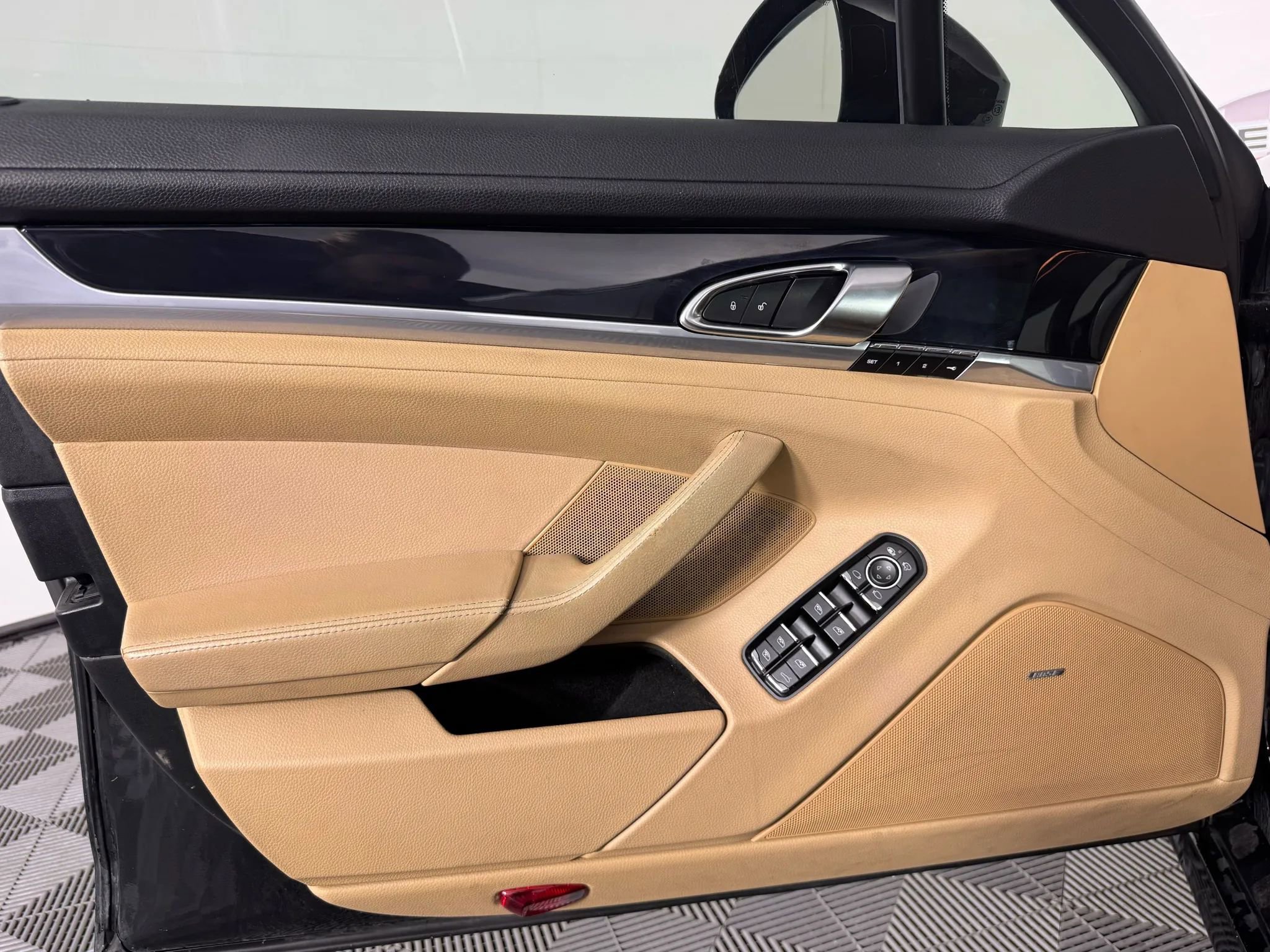 Used 2016 Porsche Panamera image 38