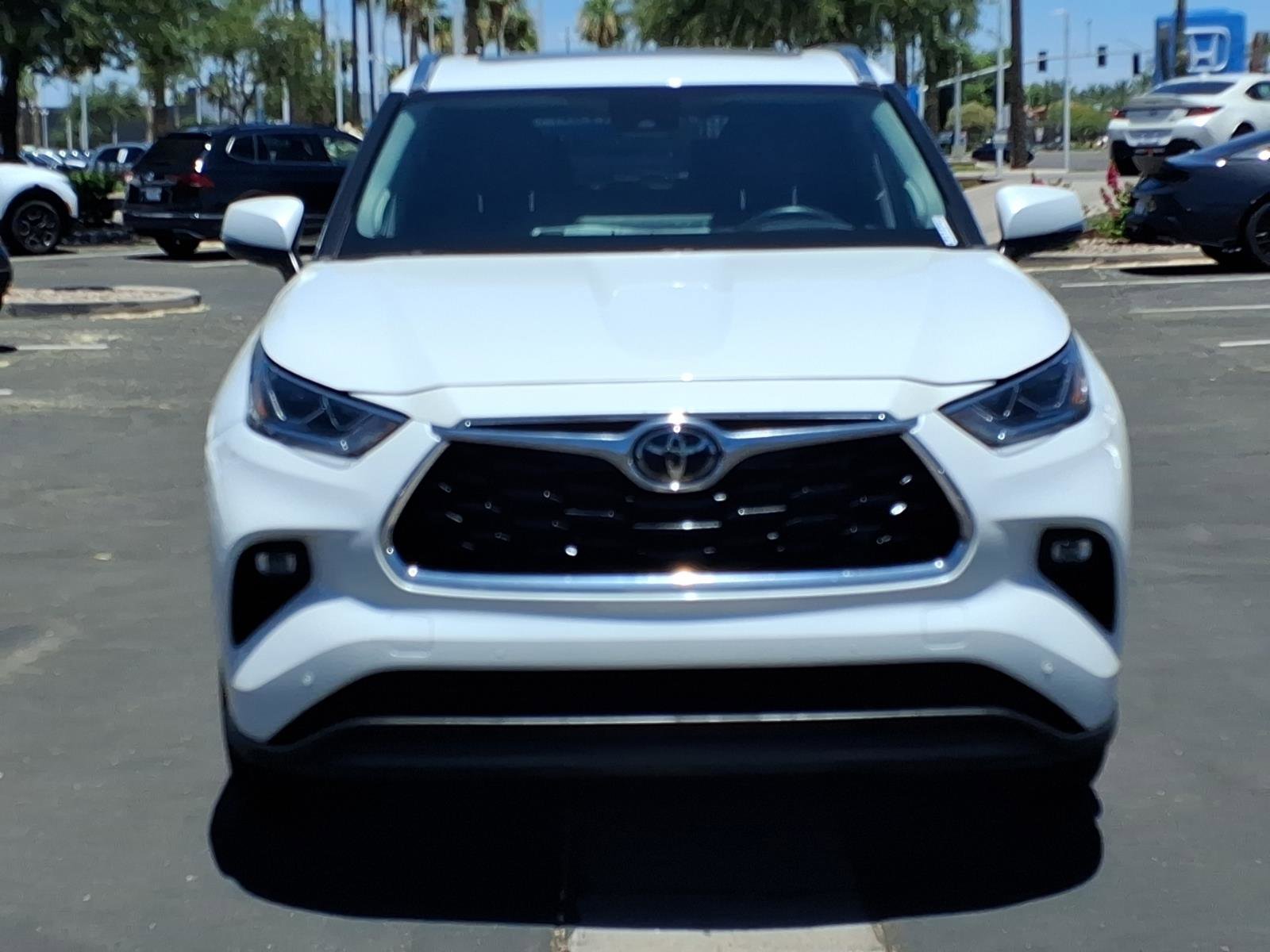 Used 2023 Toyota Highlander Limited AWD/4WD image 2
