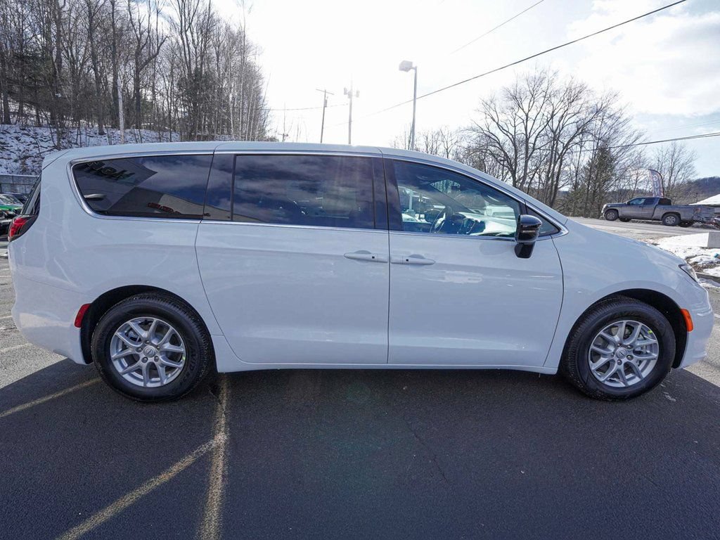 New 2026 Chrysler Pacifica Select FWD image 4