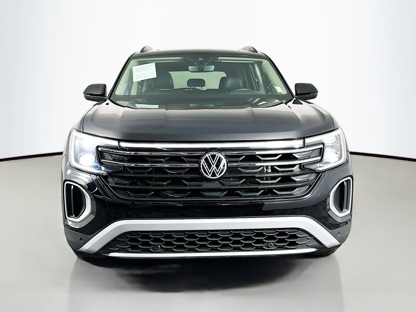 Used 2024 Volkswagen Atlas Peak Edition SE AWD/4WD image 2