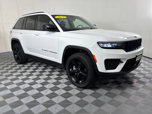 Used 2025 Jeep Grand Cherokee Altitude w/ Trailer Tow Package AWD/4WD image 4