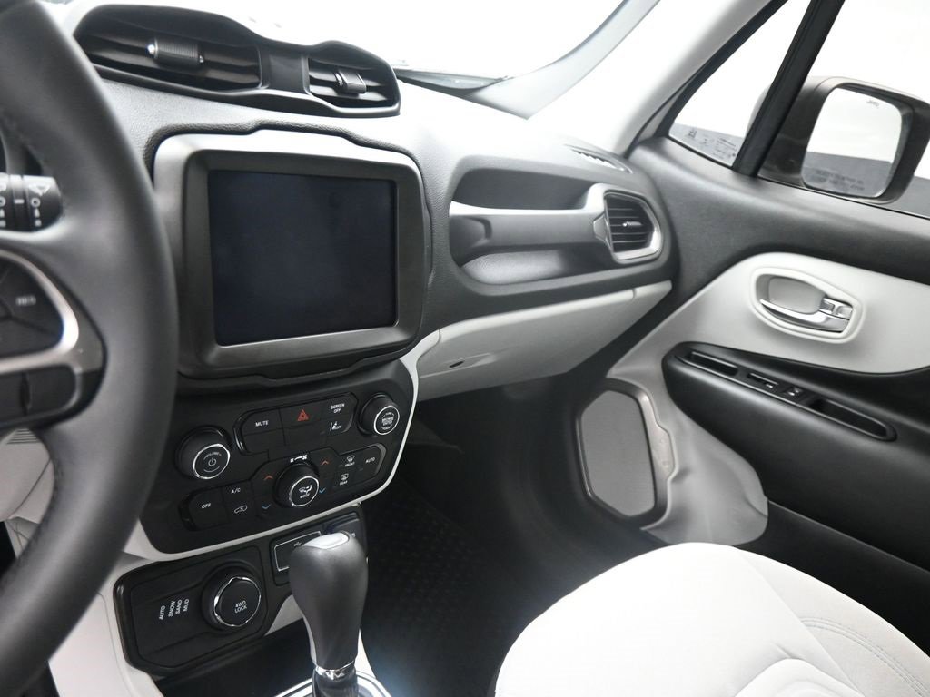 Used 2022 Jeep Renegade Latitude image 3