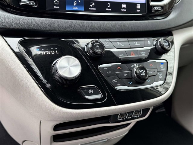 Used 2024 Chrysler Pacifica Touring-L image 16