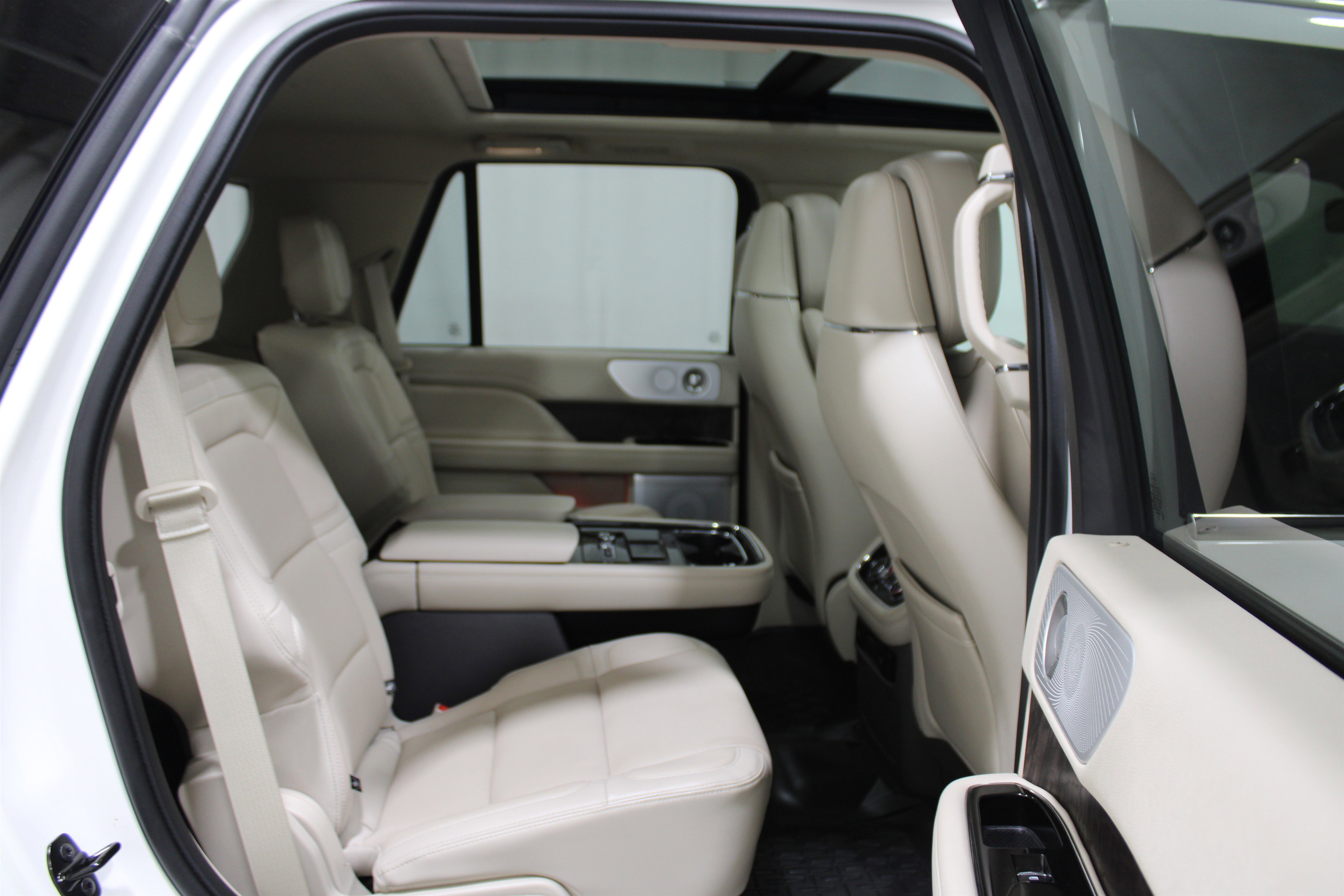 Used 2021 Lincoln Navigator Reserve w/ Luxury Package AWD/4WD image 33