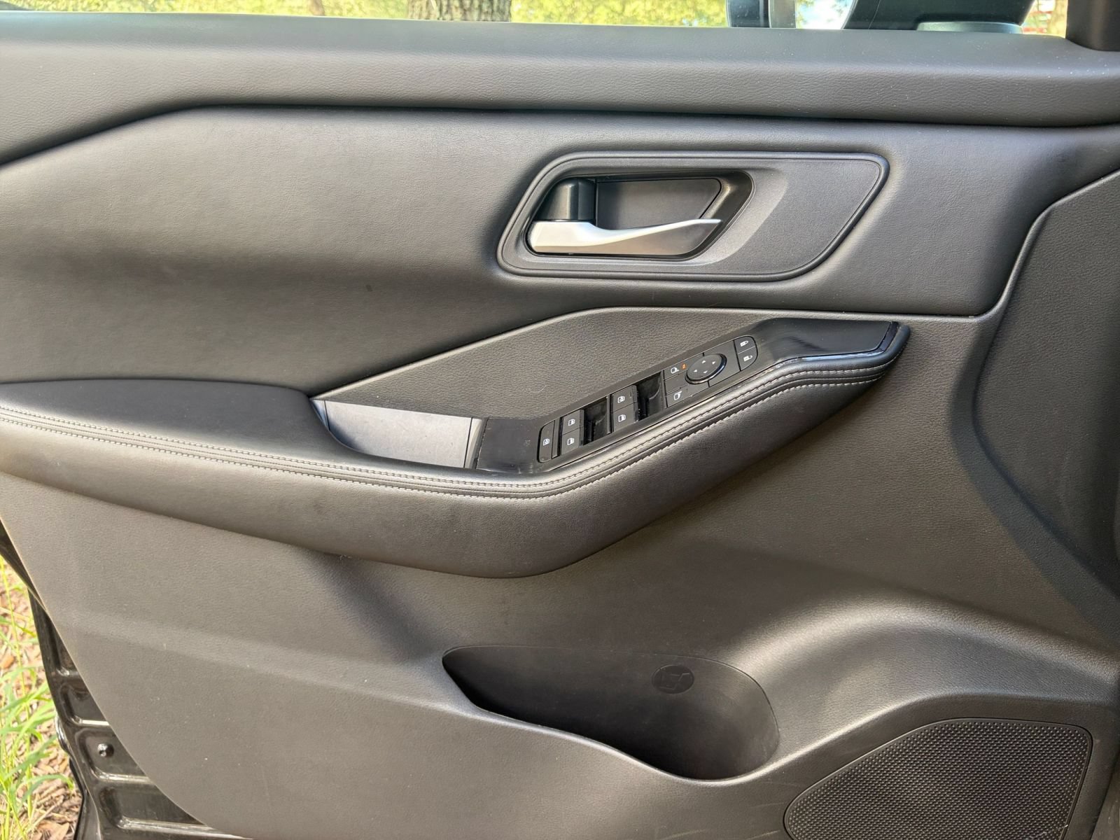 Used 2025 Nissan Rogue SV AWD/4WD image 18