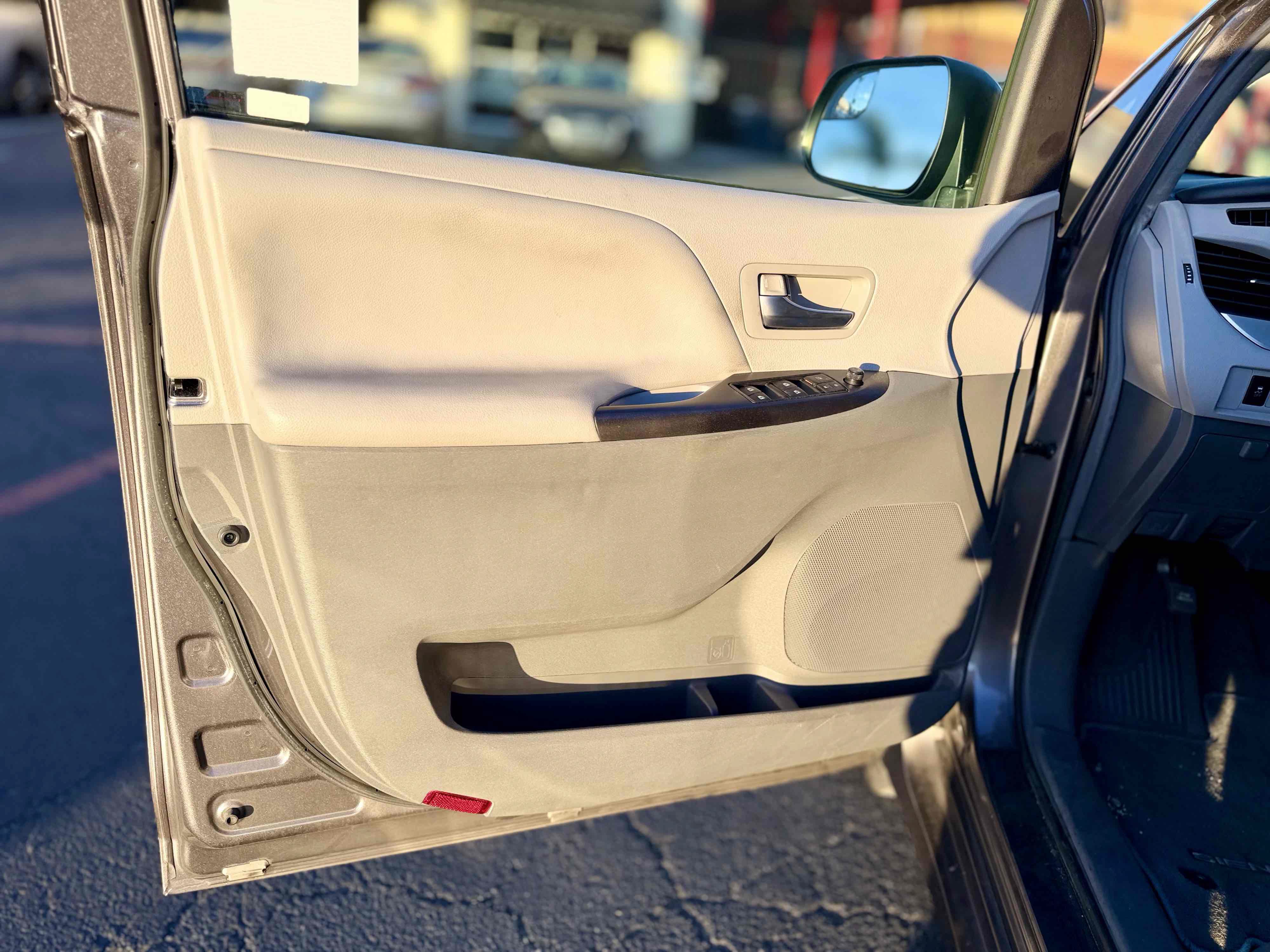 Used 2019 Toyota Sienna LE w/ Carpet Mat Package FWD image 32