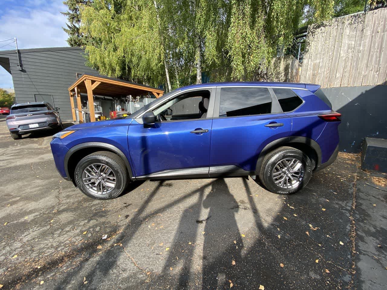 Used 2023 Nissan Rogue S AWD/4WD image 3