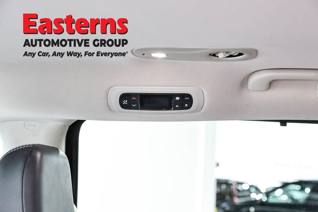 Used 2023 Chrysler Pacifica Touring-L FWD image 23