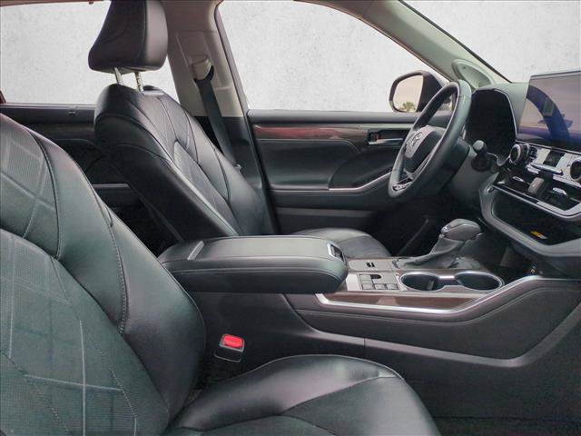 Used 2024 Toyota Highlander Platinum FWD image 21