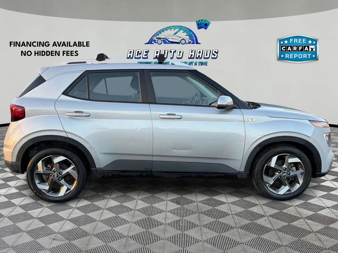 Used 2022 Hyundai Venue SEL FWD image 8
