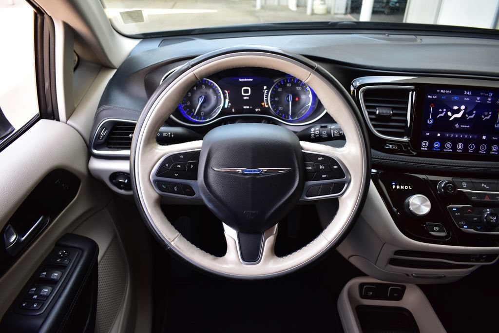 Used 2020 Chrysler Pacifica Limited FWD image 41